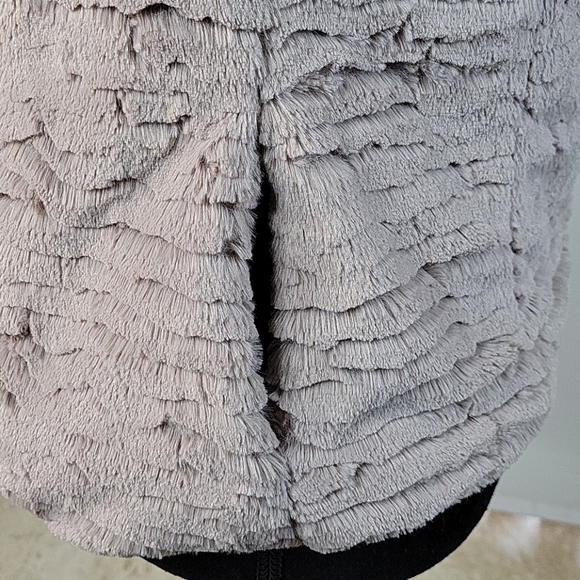 Me Jane faux fur vest medium - Picture 3 of 6